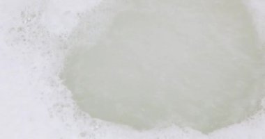 Küvette köpük sabun