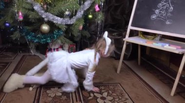 Kedi suretindeki kız çocuğu