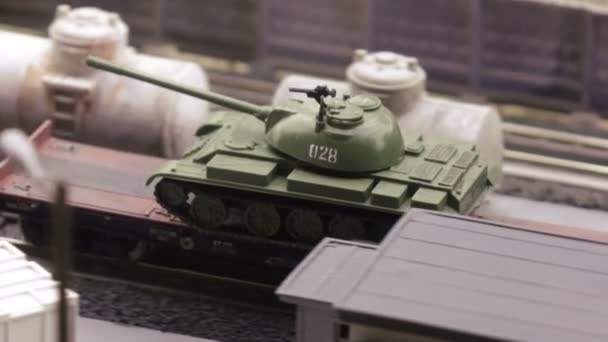 Транспортировка танков на военной базе — стоковое видео