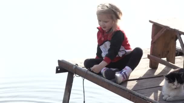 Девушка с рыбалкой — стоковое видео