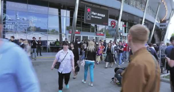 Fans voor de voetbalwedstrijd — Stockvideo