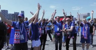 Gazeteci ve taraftarları arasında işleci