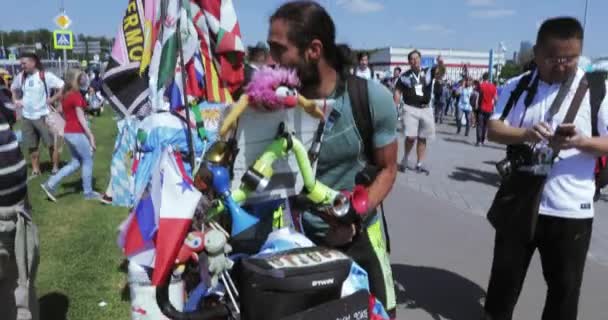 Viajante de bicicleta entre os fãs — Vídeo de Stock