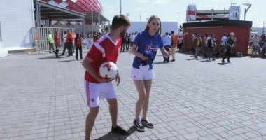 Gazeteci ve taraftarları arasında işleci