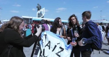 Gazeteci ve taraftarları arasında işleci