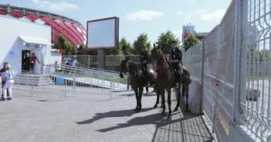 Hayranları arasında atlı polis