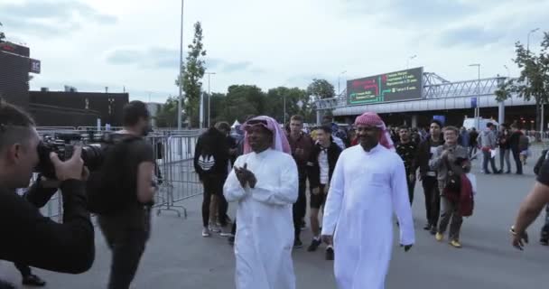 A rajongók a labdarúgó-mérkőzés előtt — Stock videók