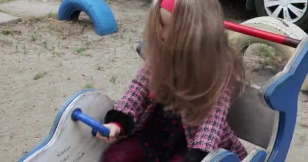 Menina criança no parque infantil — Vídeo de Stock