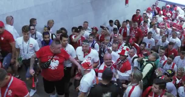 Fußballfans der polnischen U-Bahn — Stockvideo