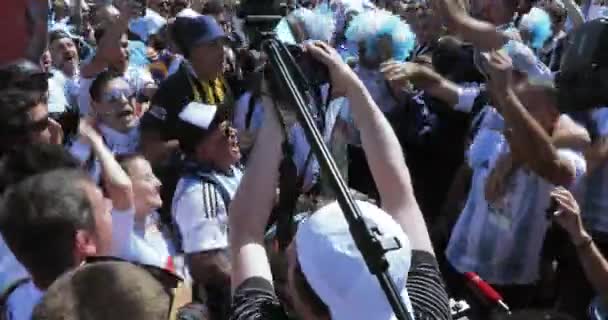 Fußballfans aus argentinien — Stockvideo