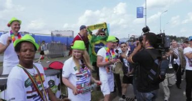 Gazeteci ve taraftarları arasında işleci