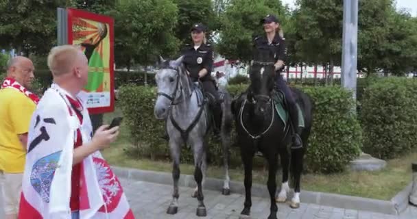 Policía montada entre los fans — Vídeos de Stock