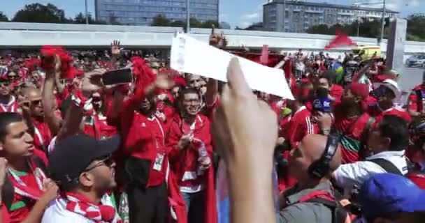 Voluntarios frente al fútbol — Vídeos de Stock