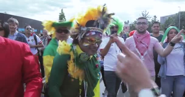 Fans vor dem Fußballspiel — Stockvideo