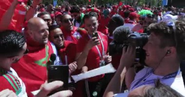 Gazeteci ve taraftarları arasında işleci