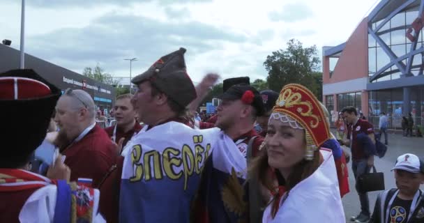 Fãs antes do jogo de futebol — Vídeo de Stock