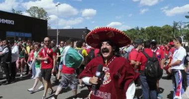 Gazeteci ve taraftarları arasında işleci