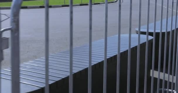 Лавки в парку за парканом — стокове відео