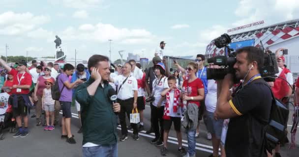 Journalist en exploitant onder fans — Stockvideo