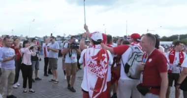 Gazeteci ve taraftarları arasında işleci