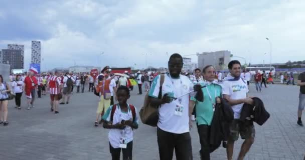 Voluntarios frente al fútbol — Vídeos de Stock