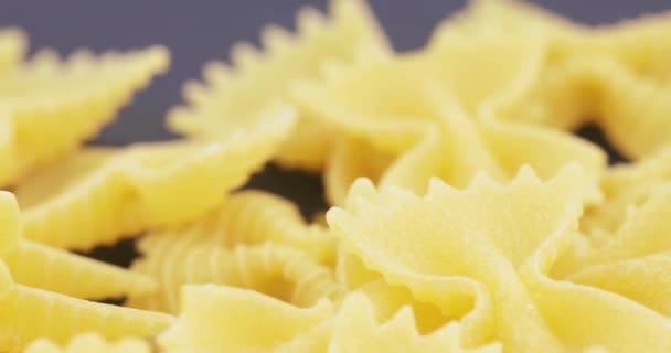 Macarrones Farfalle a granel — Vídeo de stock