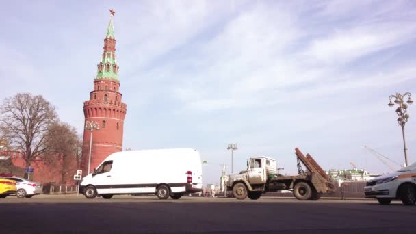 Verkeer van auto's in de buurt van het Kremlin — Stockvideo