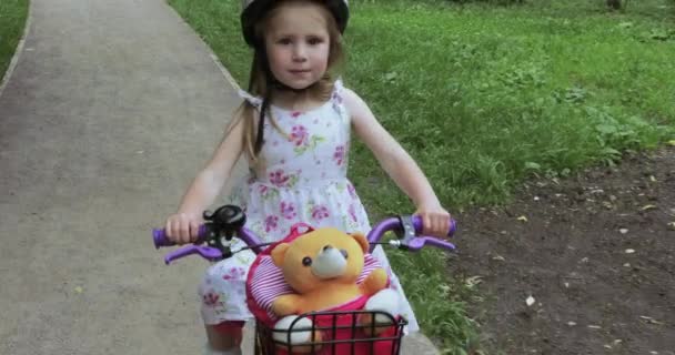 Aprender a andar de bicicleta — Vídeo de Stock