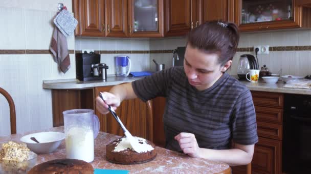 Дівчина покриває пиріг з глазур'ю — стокове відео