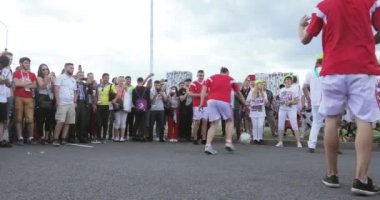 Animatör futbol hileler gösterir