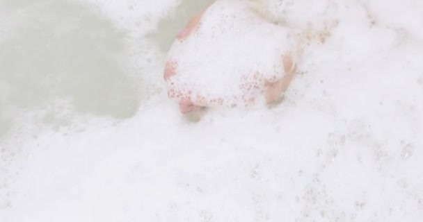 Schaumseife in der Badewanne — Stockvideo