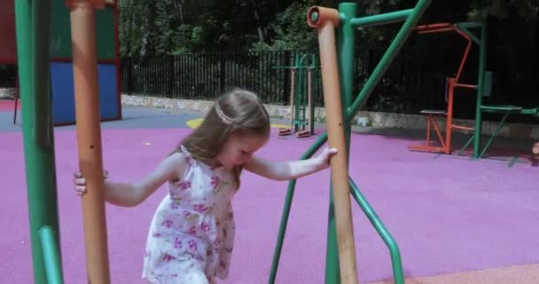 Fille équitation sur un simulateur de sport 