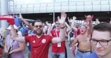 Gazeteci ve taraftarları arasında işleci