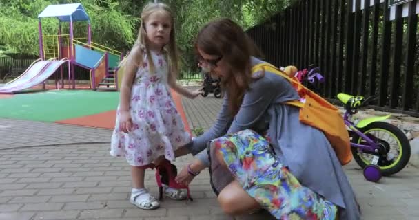 Matka klade na její dcery boty — Stock video