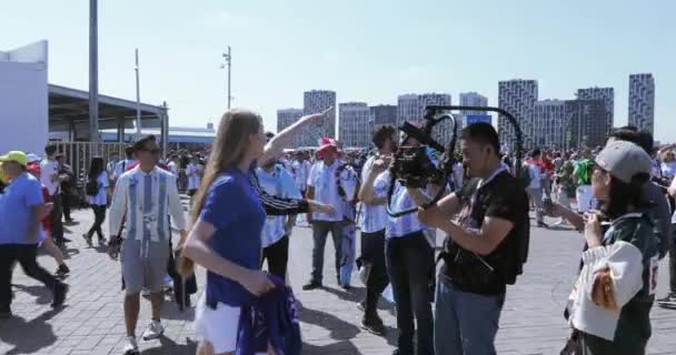 Journalist och operatören bland fans — Stockvideo