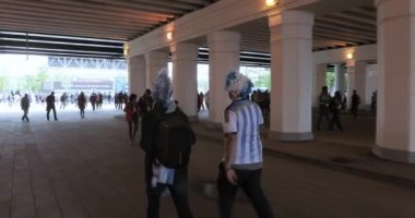 Rusya, Moskova - 14 Haziran 2018: Futbol taraftarları Rusya, Suudi Arabistan, Panama, Peru ve Meksika maçtan Rusya - Moskova Rusya Federasyonu'nda Haziran 2018 Luzhniki Stadı nda Suudi Arabistan önce