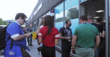 Engelli fan ve eşlik eden insanlar