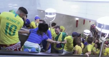 Futbol taraftarları Sırbistan metrosu