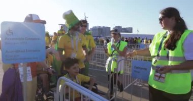 Engelli fan ve eşlik eden insanlar