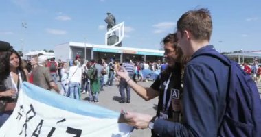 Gazeteci ve taraftarları arasında işleci