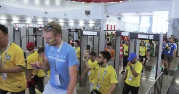 Fans sepak bola dari Serbia Metro — Stok Video