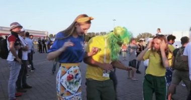 Gazeteci ve taraftarları arasında işleci