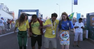 Rusya, Moskova - 27 Haziran 2018: Gazeteci ve operatör taraftarları arasında. Sırbistan, Brezilya, Rusya Sırbistan - Brezilya Spartak Moskova Rus içinde 2018 Haziran Stadyumu'nda maçtan önce futbol hayranları