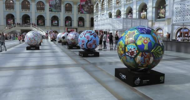 Pelotas grandes de fútbol pintado — Vídeos de Stock