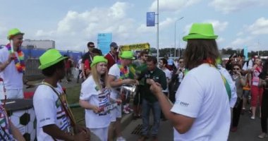 Gazeteci ve taraftarları arasında işleci