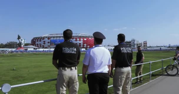 팬 들과 함께 멕시코 경찰관 — 비디오