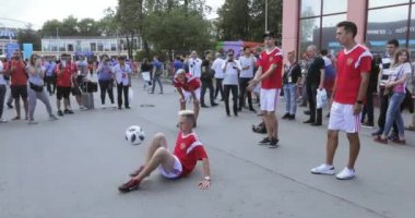 Animatör futbol hileler gösterir