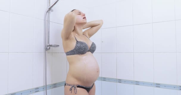 Chica embarazada en el baño — Vídeos de Stock