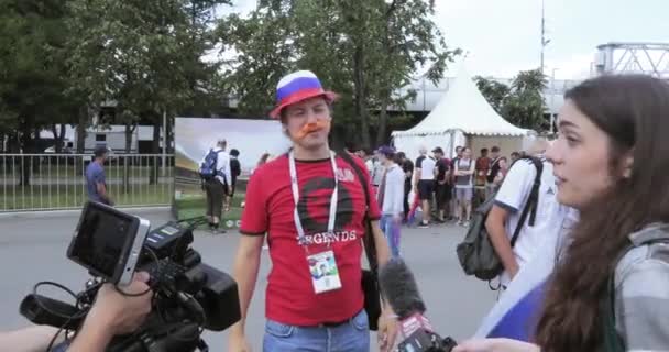 Dziennikarz i operator Bbc wśród fanów — Wideo stockowe