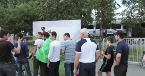 Schlange stehen für das Fotografieren auf einem Fußballbanner — Stockvideo